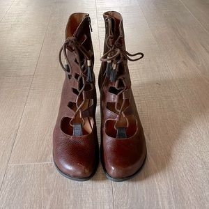 Fluevog Wearever Chiyao. Six 9 but fits 8.5. Super comfortable and fun to wear!